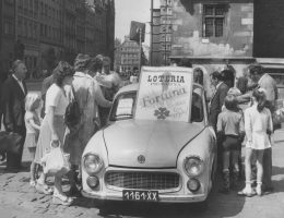 „Co trzeci los wygrywa”, rynek we Wrocławiu, sierpień 1975, fot. S. Kokurewicz (źródło: materiały prasowe organizatorów)