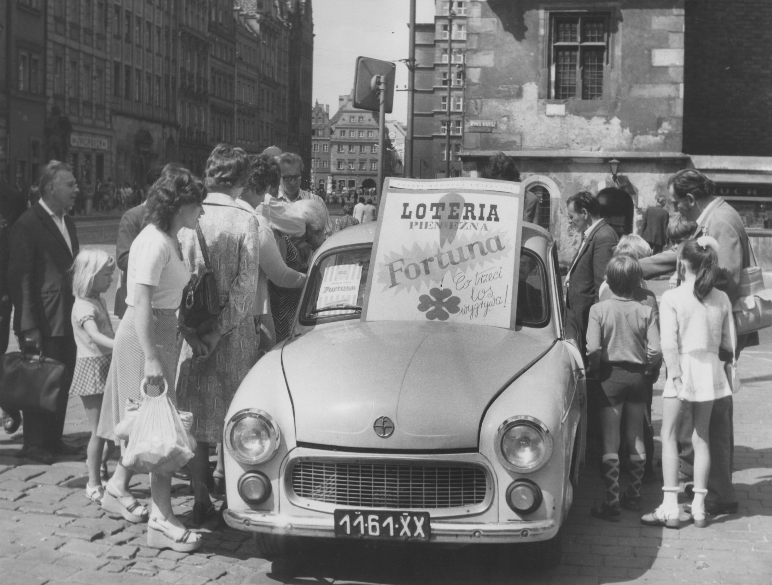 „Co trzeci los wygrywa”, rynek we Wrocławiu, sierpień 1975, fot. S. Kokurewicz (źródło: materiały prasowe organizatorów)