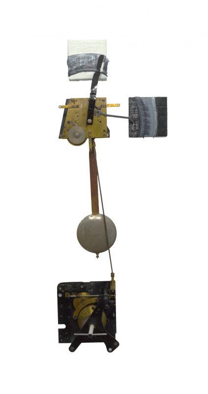Mikołaj Kowalski, „Czarne i białe”, 2017, instalacja malarska ruchoma, mechanizm zegarowy, farba parafinowa na płótnie, 85x60 cm, zegar bez tła (źródło: materiały prasowe organizatora)