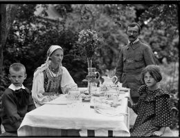 Lucjan Rydel z rodziną przy stole przed dworkiem w Toniach, ok. 1910, wł. MHK (źródło: materiały prasowe organizatora)