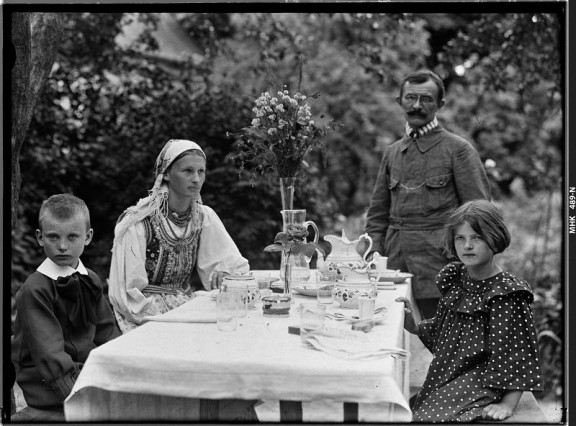 Lucjan Rydel z rodziną przy stole przed dworkiem w Toniach, ok. 1910, wł. MHK (źródło: materiały prasowe organizatora)