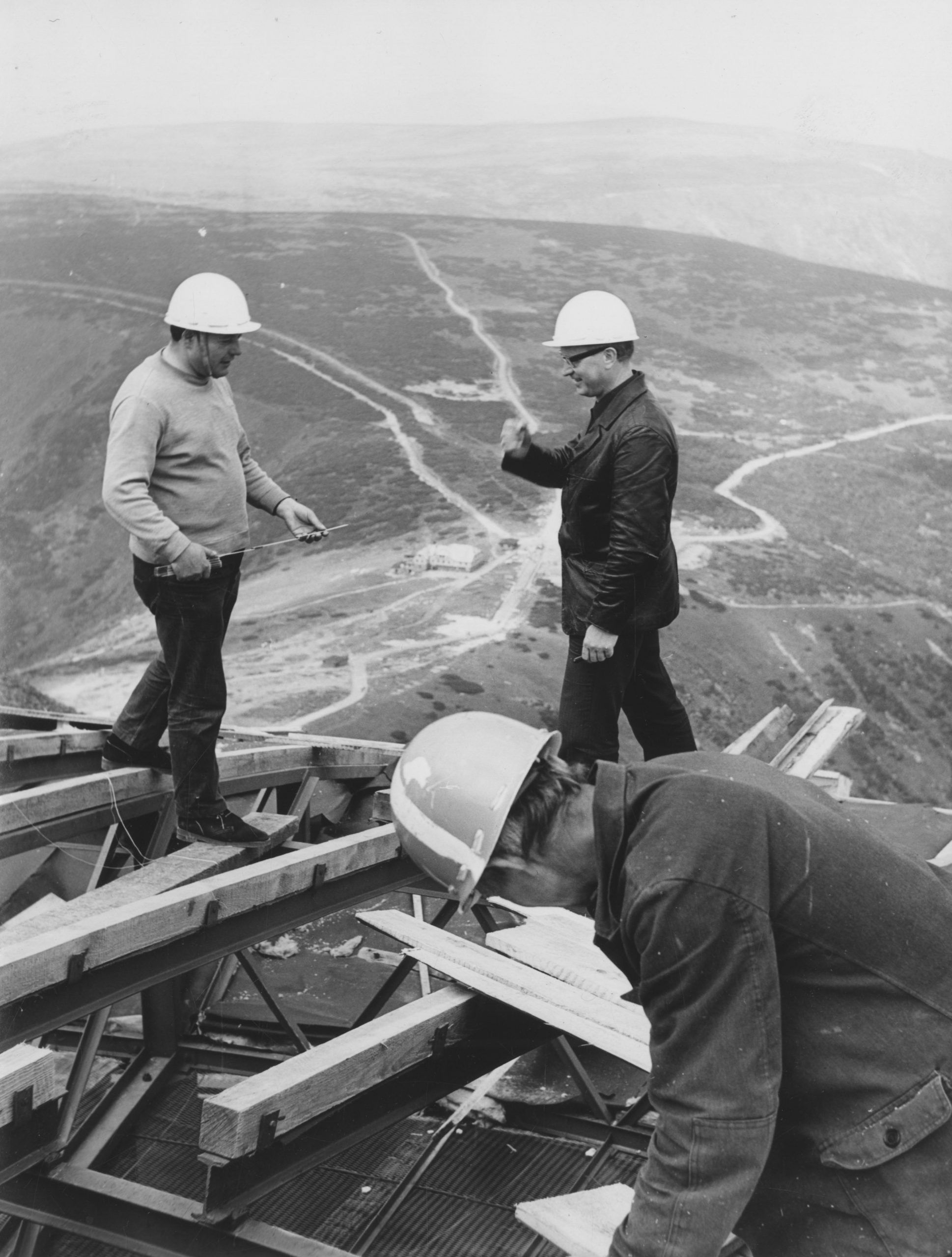 Budowa obserwatorium meteorologicznego na Śnieżce (obecnie Wysokogórskie Obserwatorium Meteorologiczne im. Tadeusza Hołdysa, 1972, fot. T. Drankowski (źródło: materiały prasowe organizatorów)