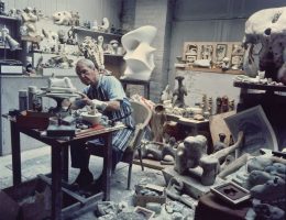 Henry Moore w swojej pracowni rzeźby, Perry Green, 1968; fot. John Hedgecoe (źródło: materiały prasowe organizatora)