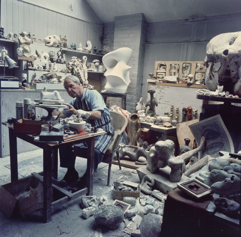 Henry Moore w swojej pracowni rzeźby, Perry Green, 1968; fot. John Hedgecoe (źródło: materiały prasowe organizatora)