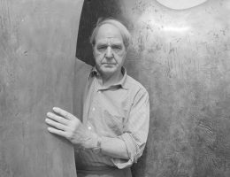Henry Moore z „Knife Edge Two Piece” w Perry Green, 1967; fot. John Hedgecoe (źródło: materiały prasowe organizatora)