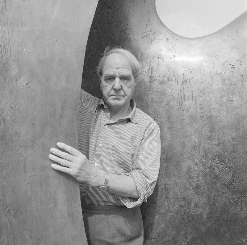 Henry Moore z „Knife Edge Two Piece” w Perry Green, 1967; fot. John Hedgecoe (źródło: materiały prasowe organizatora)