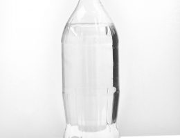 Ella Littwitz, „De Facto”, 2018 woda eksterytorialna, butelka po Coca-Coli, 31 × 8,5 × 8,5 cm dzięki uprzejmości Harlan Levey Projects (materiały prasowe organizatora)