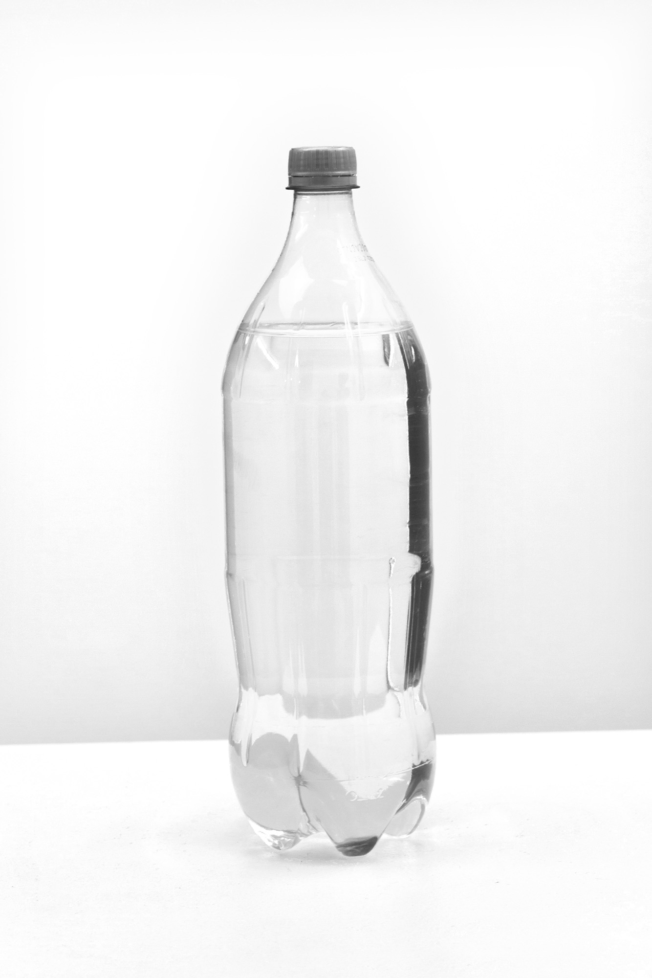 Ella Littwitz, „De Facto”, 2018 woda eksterytorialna, butelka po Coca-Coli, 31 × 8,5 × 8,5 cm dzięki uprzejmości Harlan Levey Projects (materiały prasowe organizatora)