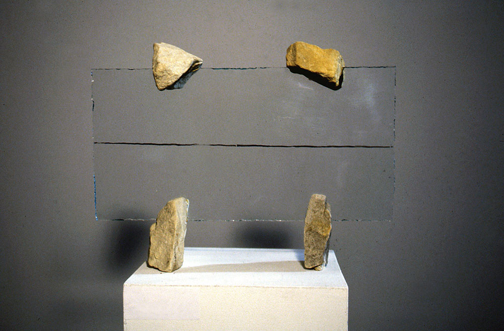 Alojzy Gryt, „Znak – 9”, 1995 szkło, kamień, archiwum artysty (źródło: materiały prasowe organizatora)
