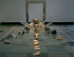 Alojzy Gryt, „Krajobraz V”, 1992 szkło, kamień, archiwum artysty (źródło: materiały prasowe organizatora)