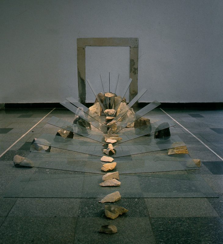 Alojzy Gryt, „Krajobraz V”, 1992 szkło, kamień, archiwum artysty (źródło: materiały prasowe organizatora)