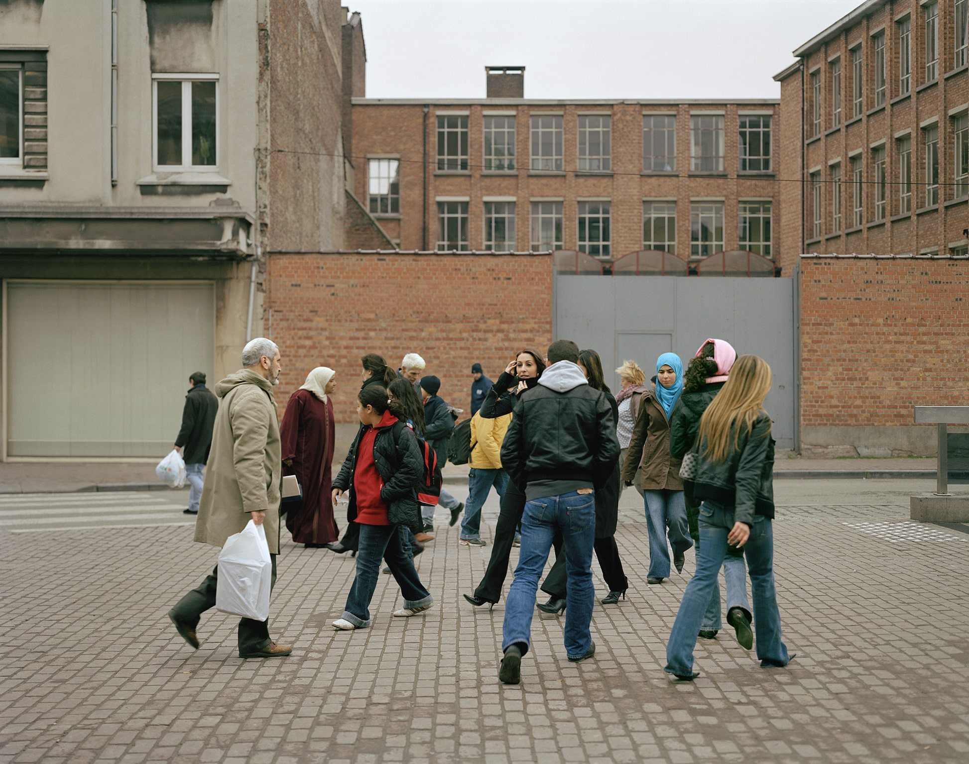 Sebastien Camboulive, Z cyklu „Foules, Granica deszczu i śniegu”, Bruksela, Saint-Gilles (przy wsparciu Contretype, Bruksela), 2006, druk atramentowy (źródło: materiały prasowe organizatora)