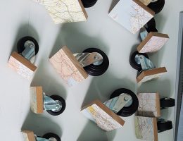 Arnaud Caquelard, „Przynajmniej tak zagubiony jak Atlas”, 2014-2018, instalacja: papier, drewno, kółka, fragm. instalacji (źródło: materiały prasowe organizator