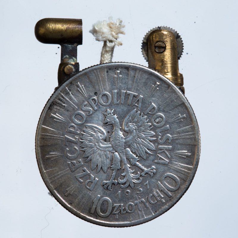 Zapalniczka wykonana z dwóch monet z wizerunkiem Józefa Piłsudskiego z 1934r.; DN MKL w ZNiO -rewers (źródło: materiały prasowe organizatora)