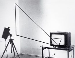 Andrzej Paruzel, Trójkąt, 1977, video-fotografia, 18 x 22 cm, odbitka żelatynowo-srebrowa, vintage, sygnowana, edycja 810 , fot. z archiwum artysty (źródło: materiały prasowe organizatora)