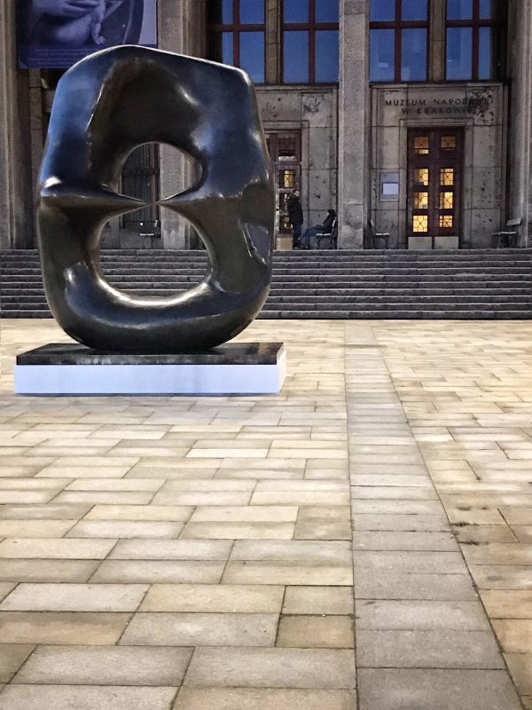 Henry Moore przed gmachem MNK, fot Agata Jabłońska (źródło: materiały prasowe)