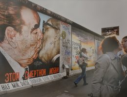 Krisztina Erdei, 2015.05.09, BERLIN, 2016, fotografia, 114 × 144 cm, Praca z Kolekcji II Galerii Arsenał (źródło: materiały prasowe)