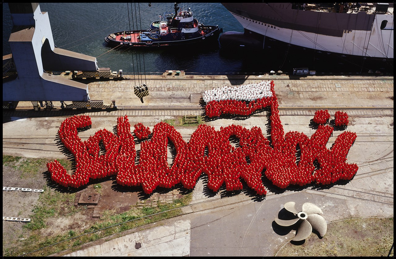 Piotr Uklański, Bez tytułu (Solidarność), 2007, dyptyk, fotografia na dibondzie, 260 × 370 cm, edycja 5 +AP, praca z Kolekcji II Galerii Arsenał, Białystok (źródło: materiały prasowe)