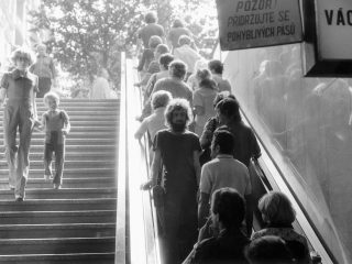 Jiří Kovanda, Na ruchomych schodach… Odwrócony, wpatruję się w oczy osoby stojącej za mną…, performans, Praga, 1977 r. (źródło: materiały prasowe)